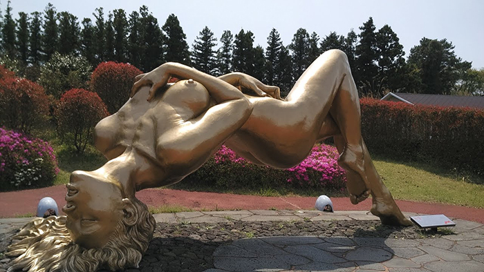 Parks and erotic museums: the best destinations for adults.